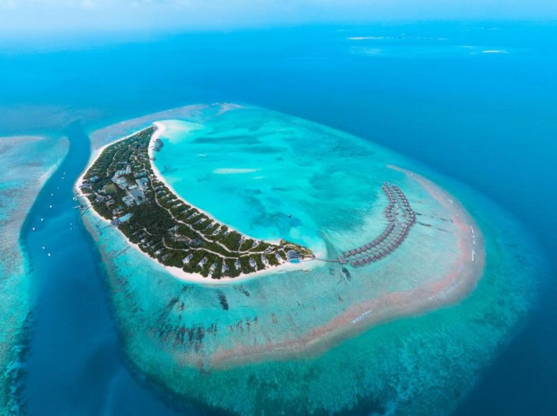 L’ Hideaway Beach Resort è un resort di lusso situato nelle Maldive, sull’isola di Dhonakulhi