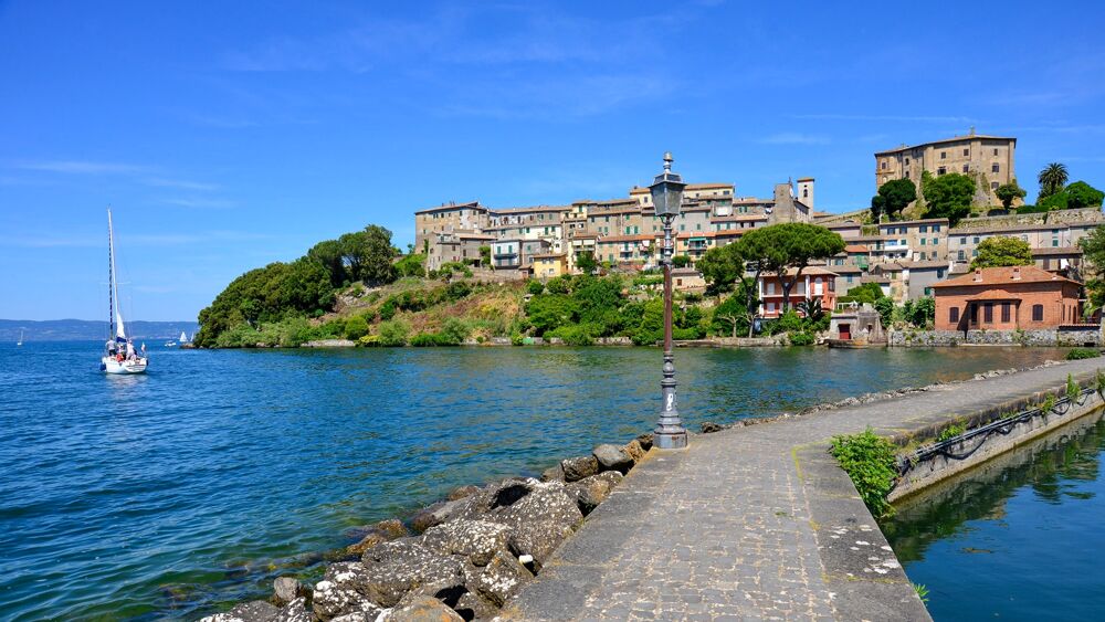 Capodimonte, borgo incantevole a picco sul lago e patria del “coregone”
