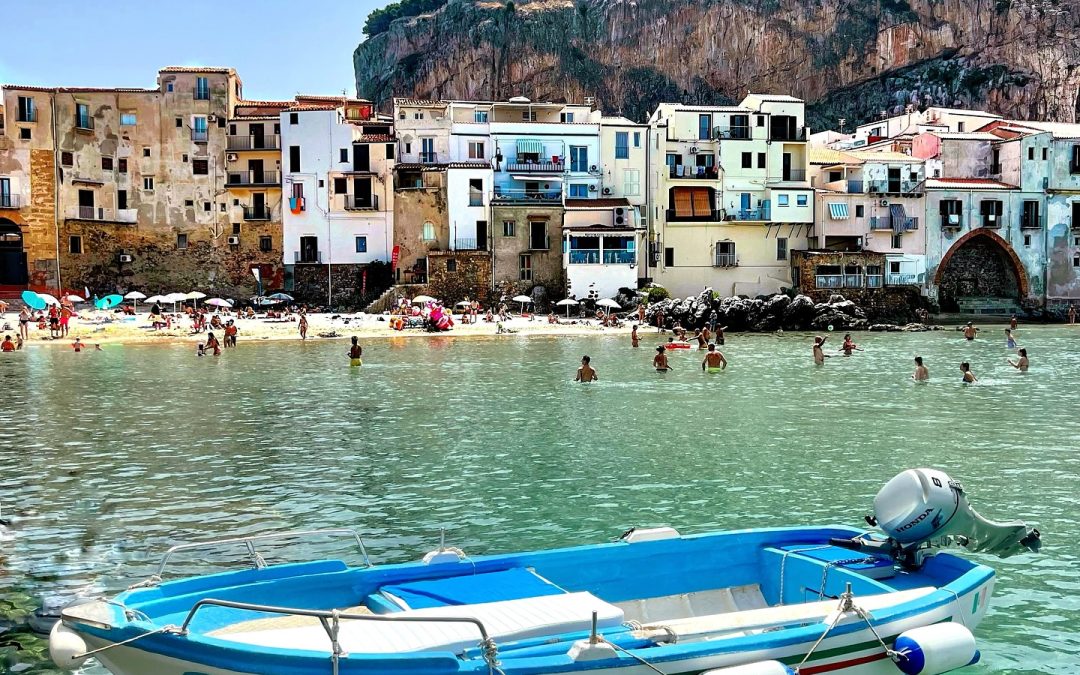 Tuffiamoci in uno dei borghi più belli d’Italia! La splendida Cefalù in Sicilia!