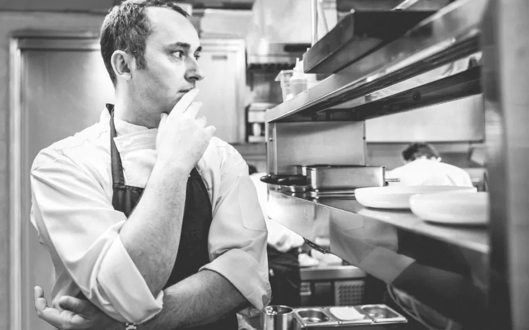 Immersa nel verde, la cucina ragionata e sofisticata di Alberto Faccani
