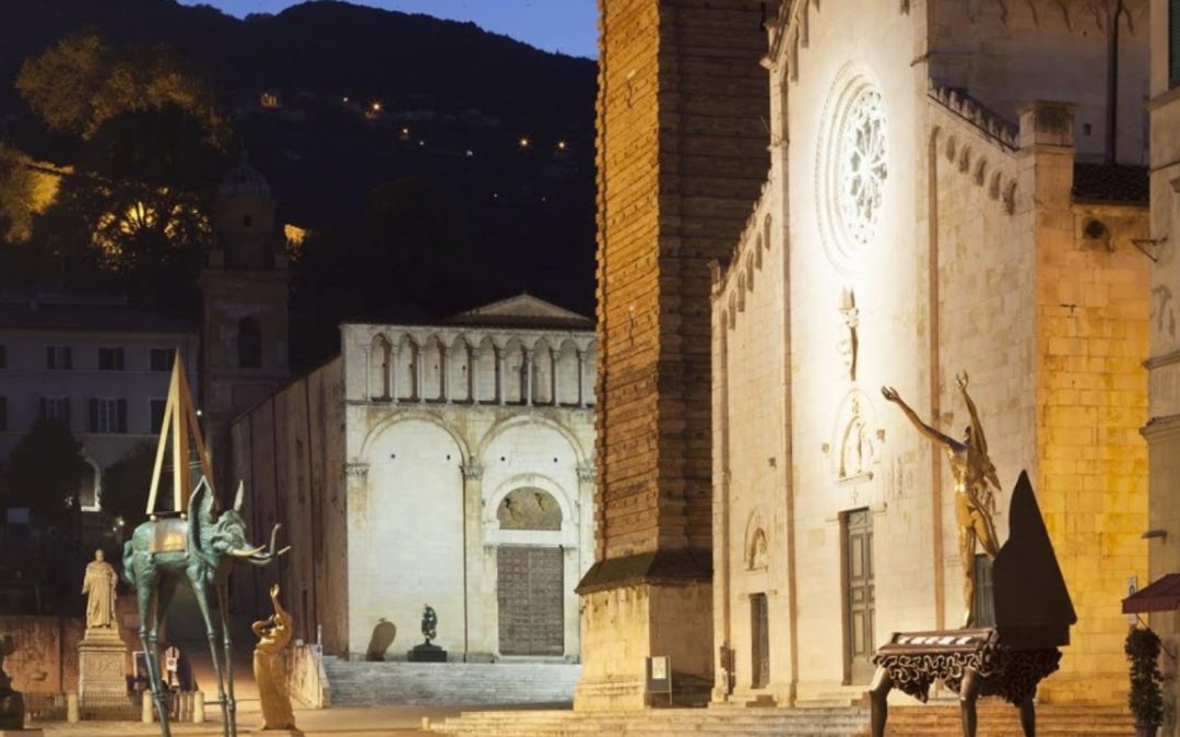 Tra le Alpi Apuane e il mare ecco la città del marmo, hub della scultura internazionale dove espongono artisti come Mitoraj e Botero