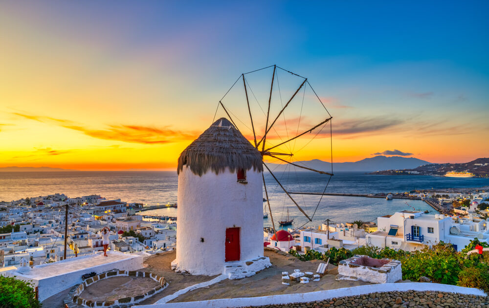 Mykonos e Rodi, sorelle diverse dell’Egeo L’isola della movida e quella del mito sono paradisi dove scoprire anche i piccoli riti del quotidiano, tra casette candide dalle imposte blu. La Grecia è un richiamo bellissimo, terra dove il mare è sempre il protagonista.