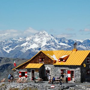In alta quota tra i rifugi e le malghe della Valtellina: ecco i 6 itinerari da non perdere per una vacanza estiva nel piccolo Tibet d’Italia.
