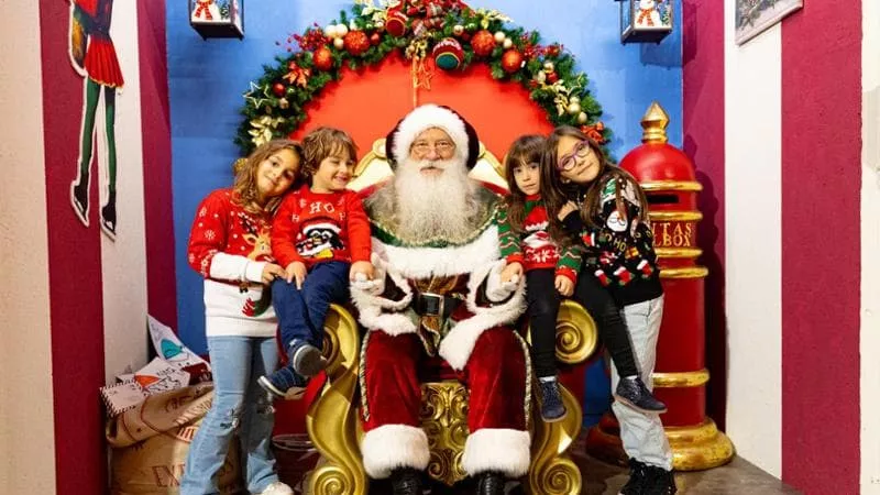 Elfi, giostre, presepi, saltimbanchi. La magia dei Villaggi di Natale, da Verona alla Lapponia.