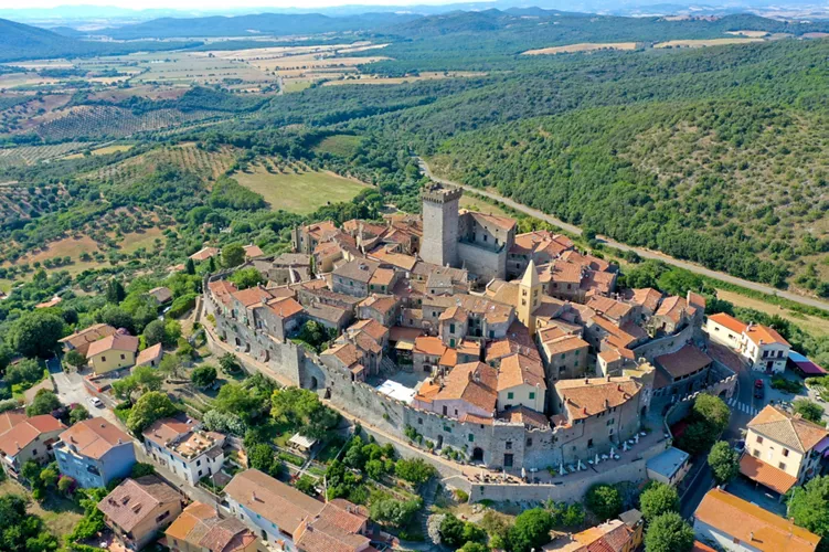 Scopri la magia di Capalbio, incantevole e affascinante borgo della Maremma Toscana.