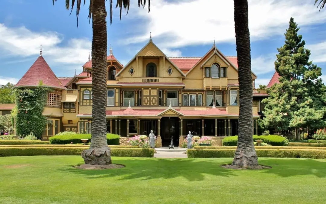 Winchester Mystery House in California: l’eccentrica casa-labirinto infestata di San Jose.