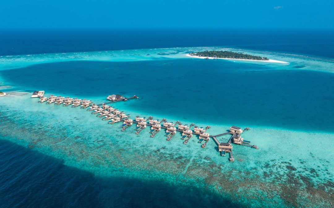 Maldive : Angsana Velavaru Island Resort un rifugio di lusso che combina eleganza tropicale.