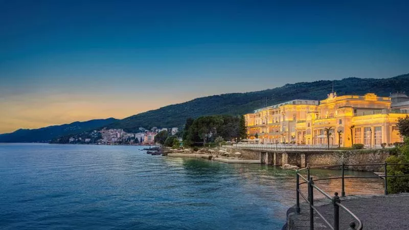 Opatija, la Nizza della Croazia: da stazione di cura per nobili a meta romantica sul mare.