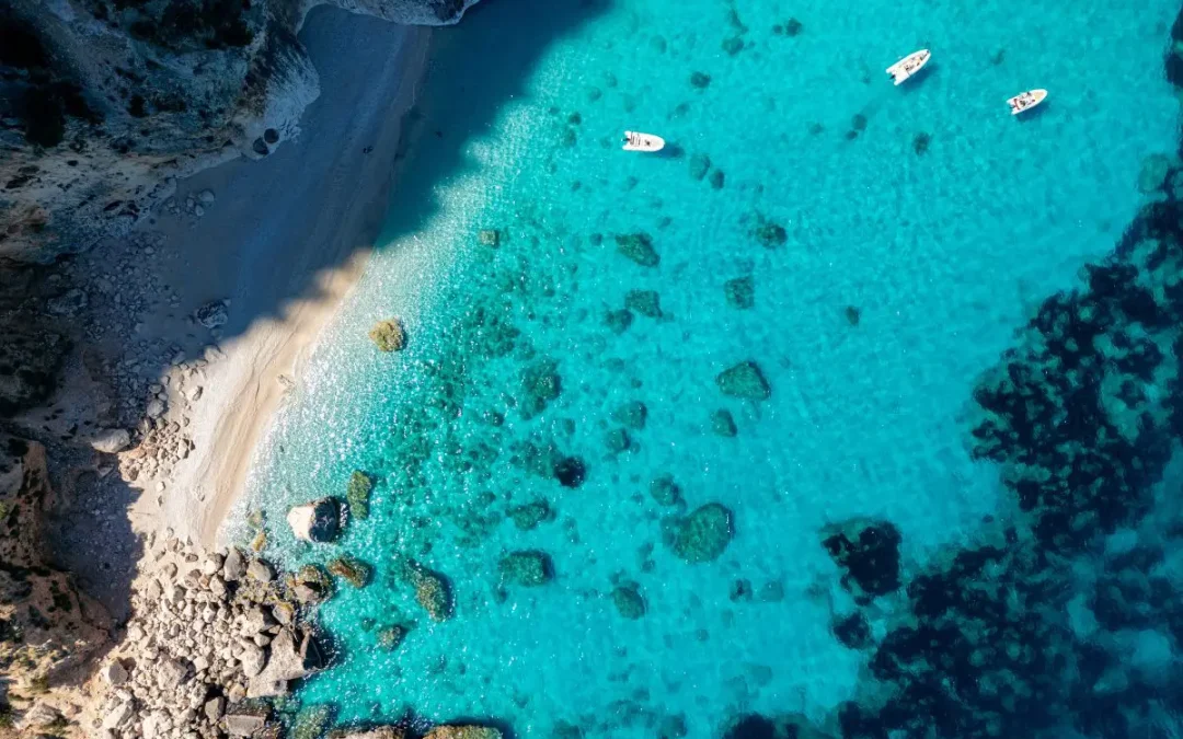 Le 8 spiagge più particolari del pianeta: colori e paesaggi unici.