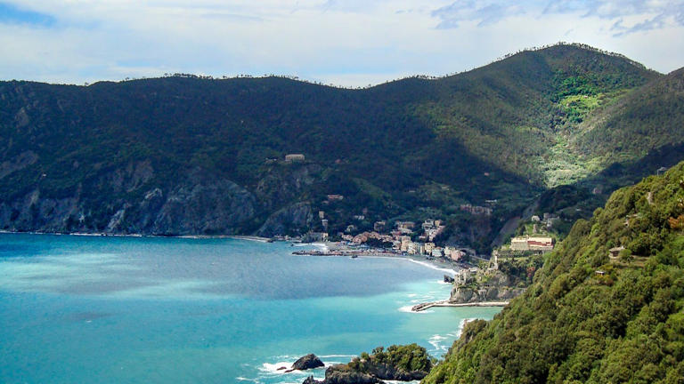 Lo chiamano il borgo dei tramonti ed è una vera bellezza sulla costa ligure.
