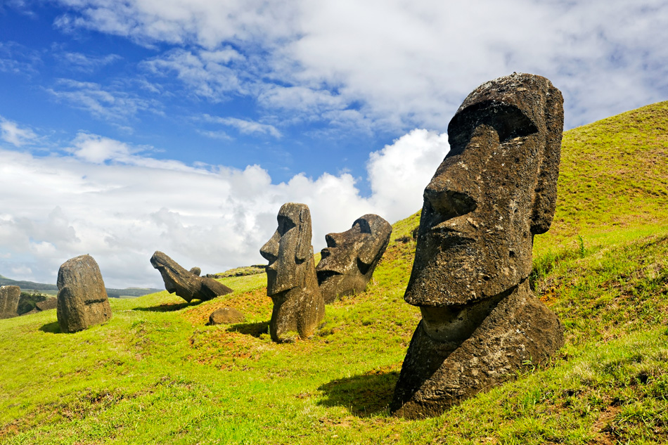 L’ENIGMA DEI MOAI DI RAPA NUI CUSTODITO NEL CUORE DEL PACIFICO.