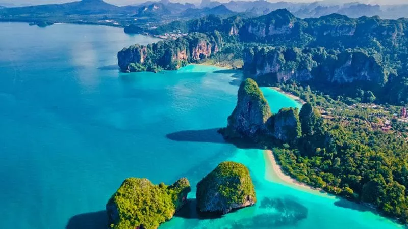 Khao Lak, dove la foresta incontra il mare.
