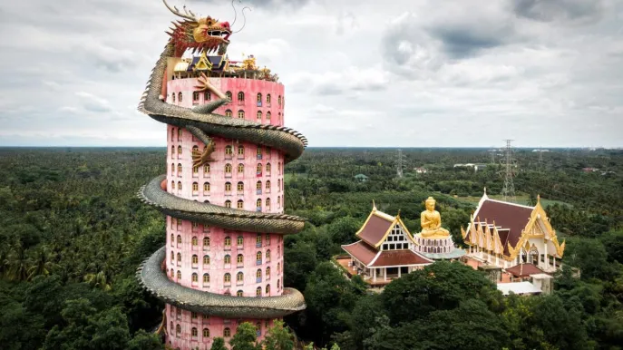 In Thailandia esiste un incredibile tempio avvolto da un drago spaventoso.
