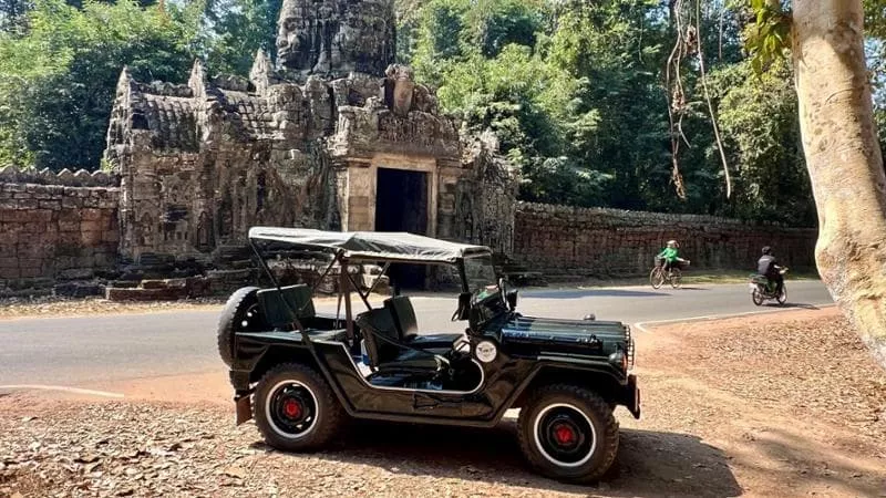 Dai templi di Angkor Wat a Phnom Penh: viaggio in Cambogia con una jeep Ford Mutt del 1961.