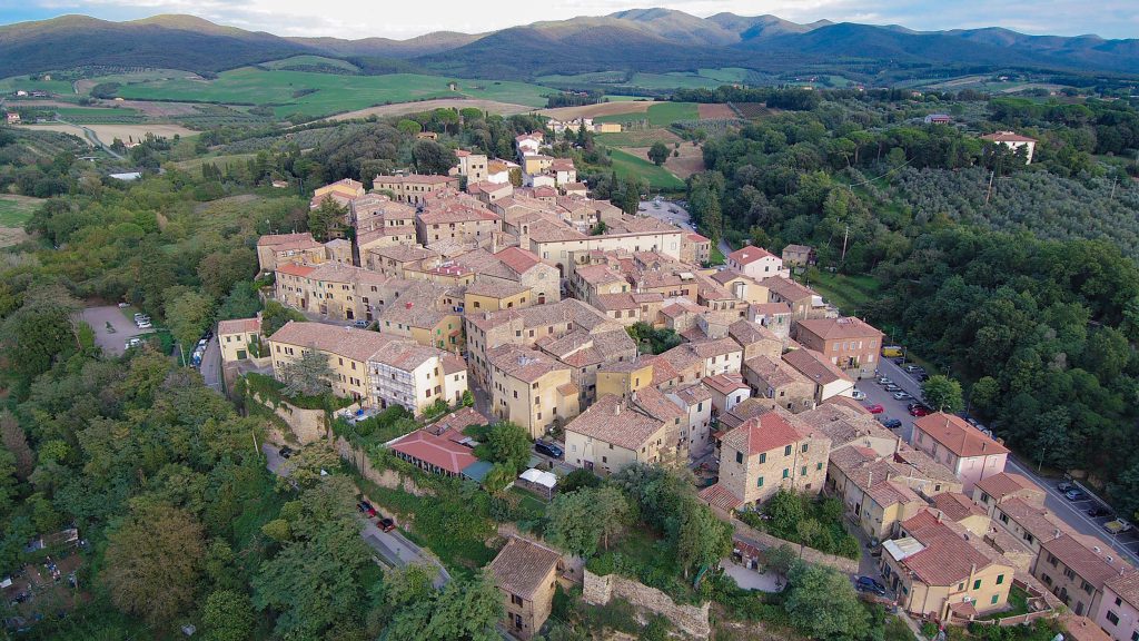 Bibbona: storia, misteri e bellezze naturali.