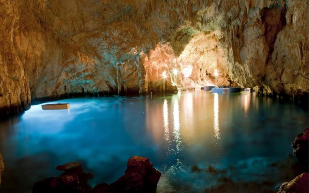 Pasqua a Sorrento tra splendide grotte e insenature naturali .