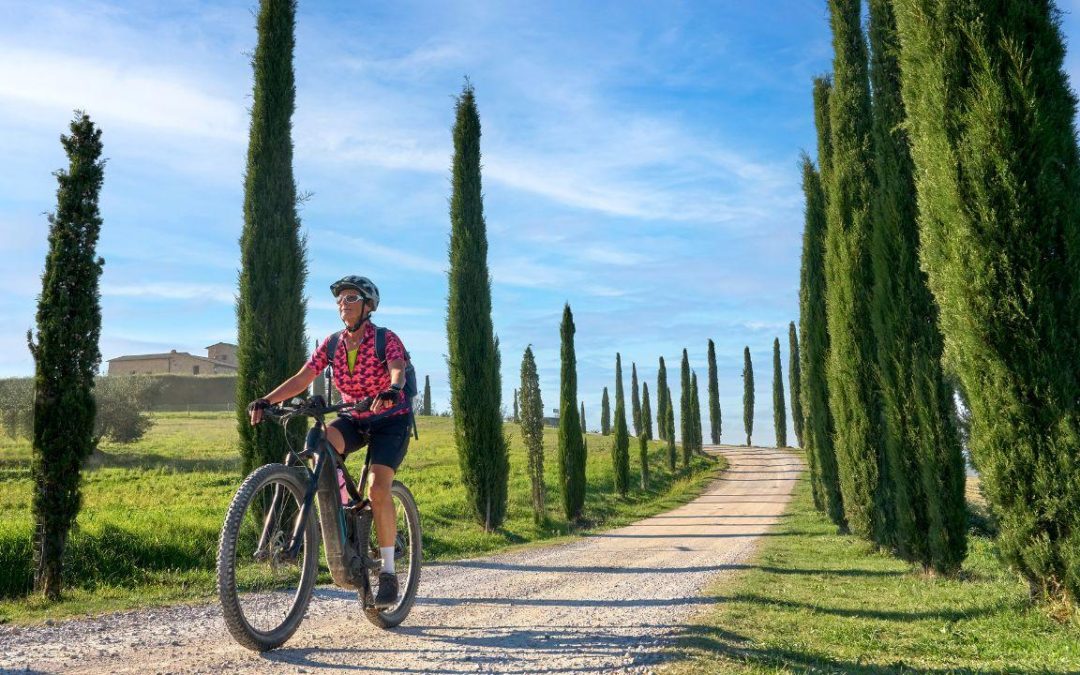 Toscana in bici, cinque percorsi mozzafiato per chi ama pedalare: e i consigli per uno spuntino speciale