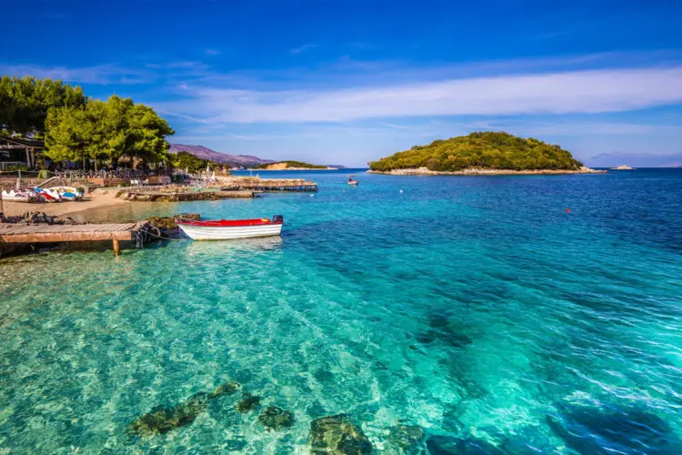 Lo sapevi che a un’ora di volo dall’Italia c’è un’isola bellissima dove tutto costa poco e il mare è da sogno? Benvenuti a Ksamil