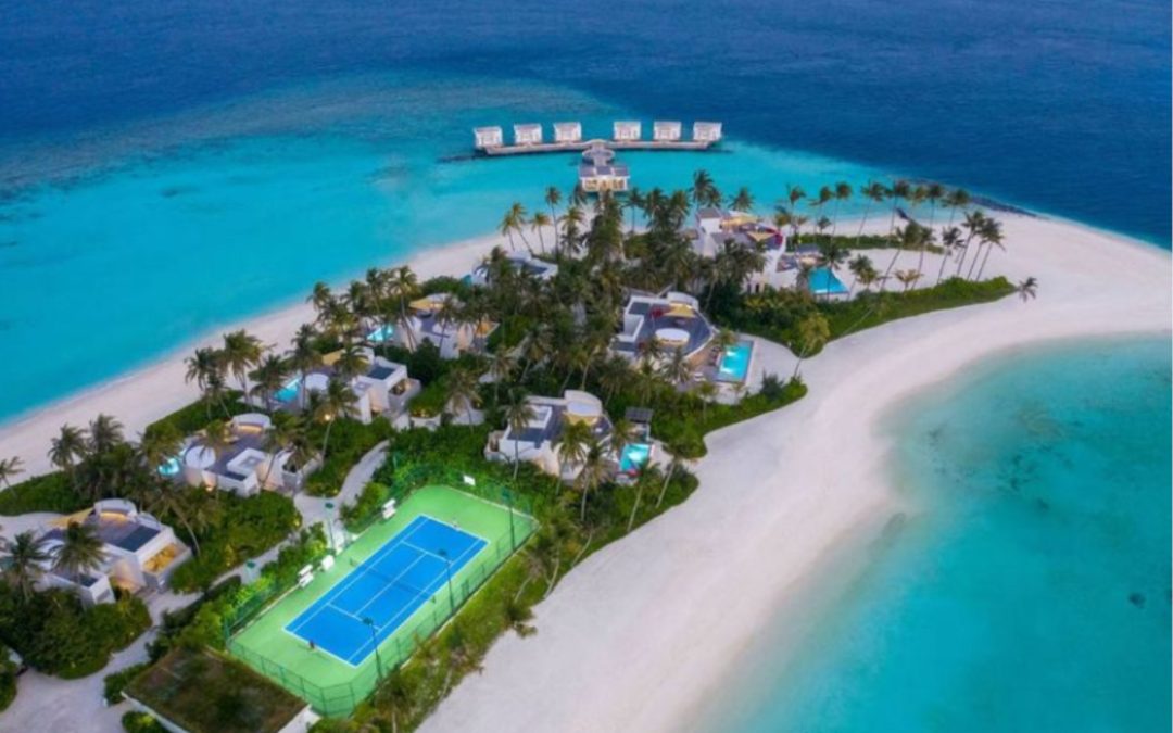 Maldive, tennis vista oceano al Jumeirah Olhahali Island