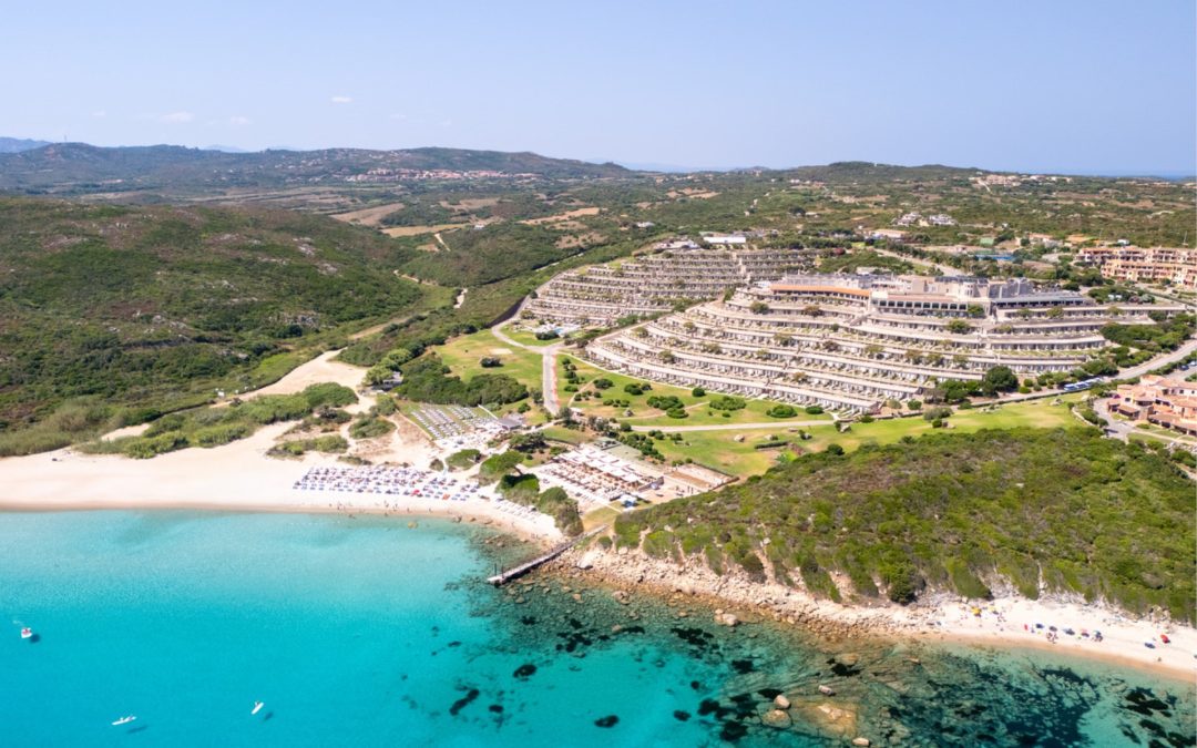 Sardegna, tra natura e architettura sostenibile: apre il nuovo Mangia’s Sardinia Resort