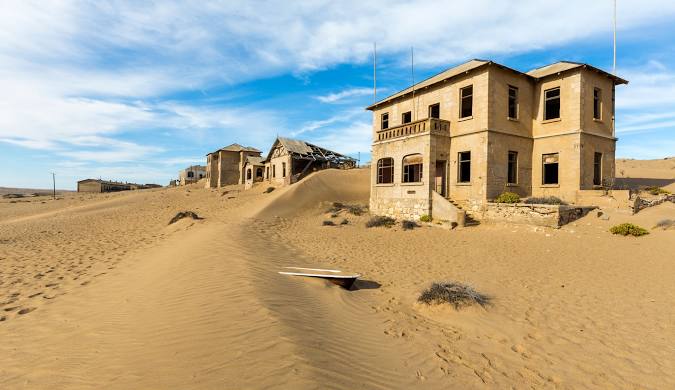 Visita a Kolmanskop, la città fantasma nel deserto della Namibia