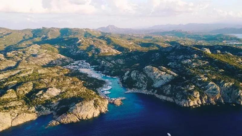 Poltu Quatu, tra mare, yoga e cucina una meta da film per l’estate 2025