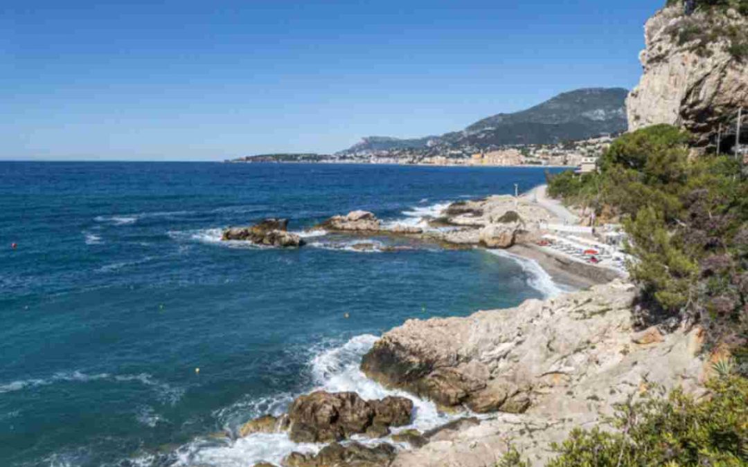 Questa spiaggia la conoscono solo in Liguria, ma è di una bellezza unica: mare cristallino e un panorama mozzafiato