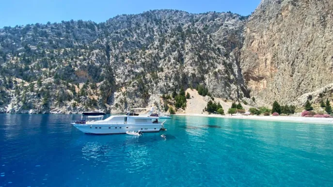 Symi (in Grecia) e le sue spiagge: natura selvaggia e acque trasparenti