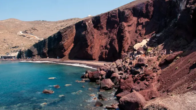 La Red Beach a Santorini: dove il fuoco incontra il mare in un sogno di colori