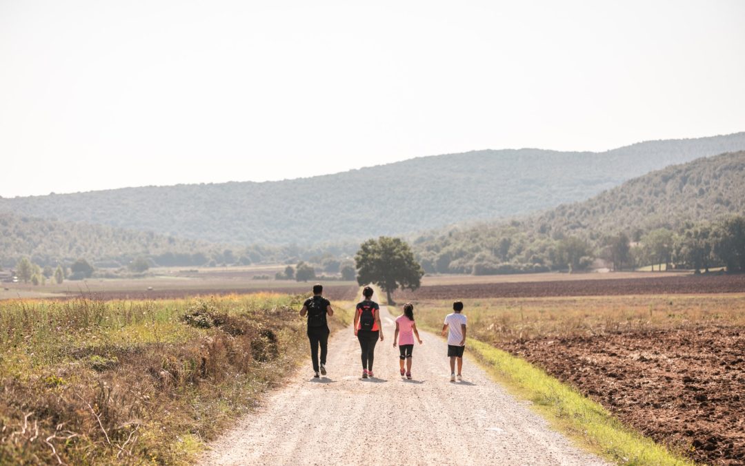 Camminare tra borghi, pievi e colline: la Toscana si racconta passo dopo passo