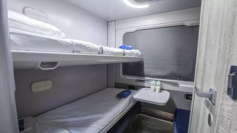 Viaggiare dopo il tramonto. Lentamente. Il ritorno del treno notturno