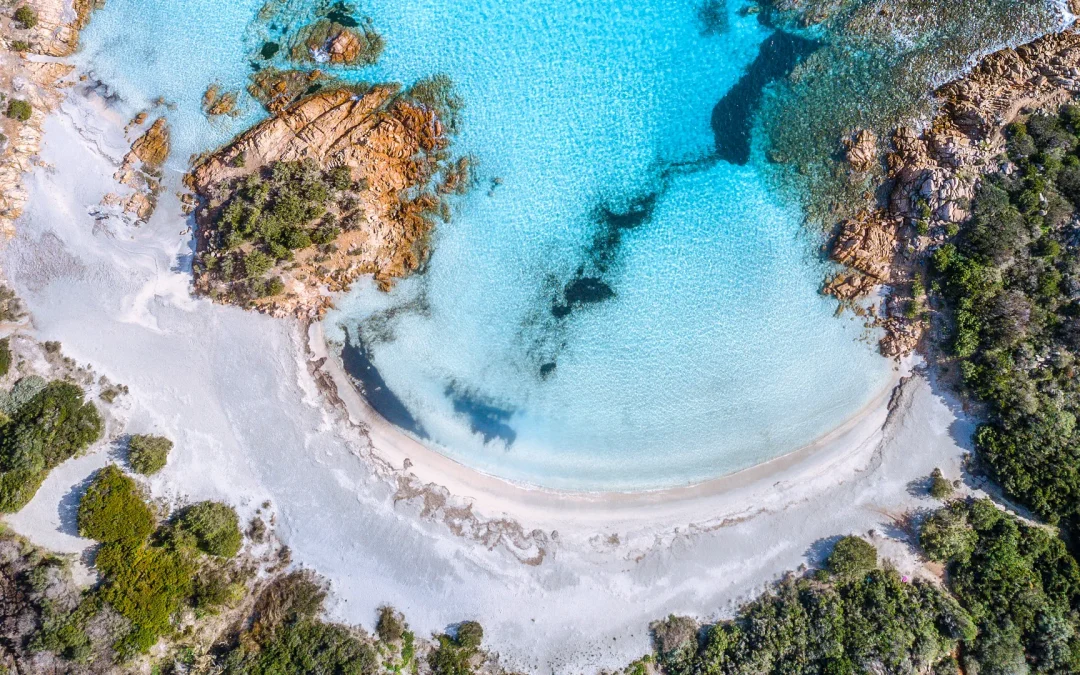 Costa Smeralda tra quiet luxury e balli sul tavolo: il lusso ha due anime