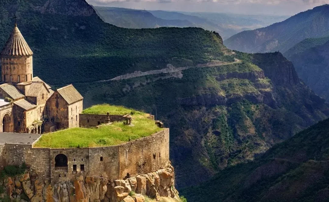 Armenia, meraviglia di confine. Montagne che stordiscono e monasteri antichi. Scopriamola così