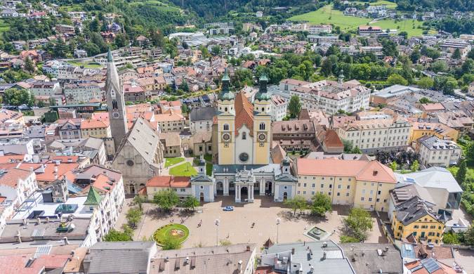 Bressanone, mercatini, luci colorate e leggende di Natale, tra vicoli medievali e montagne innevate