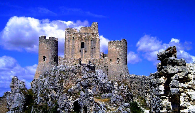 Calascio, il borgo senza tempo che seduce il cinema: in volo con Ladyhawke per vedere la Rocca degli amanti