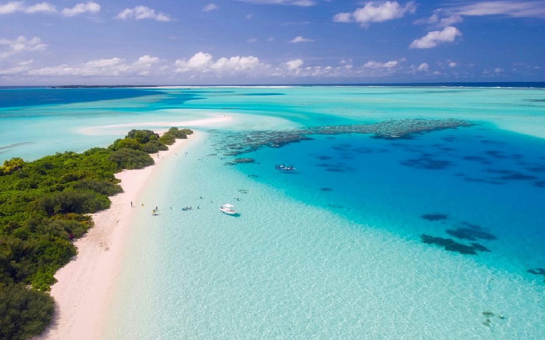 Tra spiagge bianche e lagune cristalline: esplorazione degli atolli autentici alle Maldive