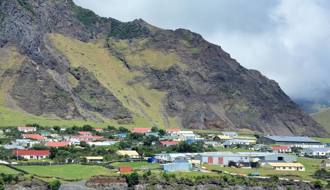 Tristan Da Cunha, l’isola più remota del mondo. La residente: «Se hai fame, basta uscire di casa e andare a pescare»