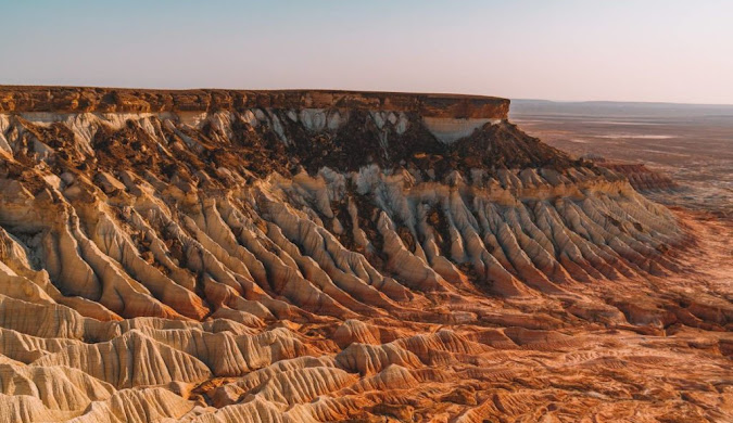 Turkmenistan, tra il deserto del Karakum e i canyon multicolori: una destinazione per gli amanti dei viaggi fuori rotta