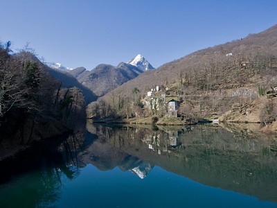 Isola Santa, il borgo incantato sul lago verde