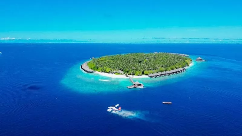 Barche da pesca, preghiera, lentezza. Idea Maldive in guesthouse