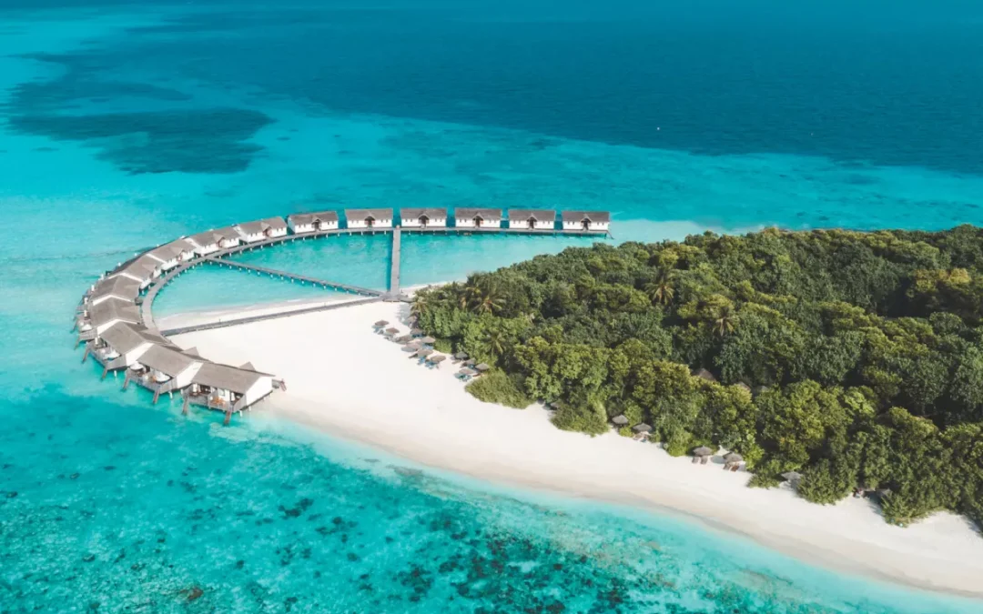 Riapre un paradisiaco hotel alle Maldive: 105 ville esclusive tra le acque cristalline