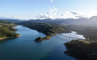 Relax, natura e borghi antichi. Il tesoro dei laghi poco conosciuti. A portata di road trip