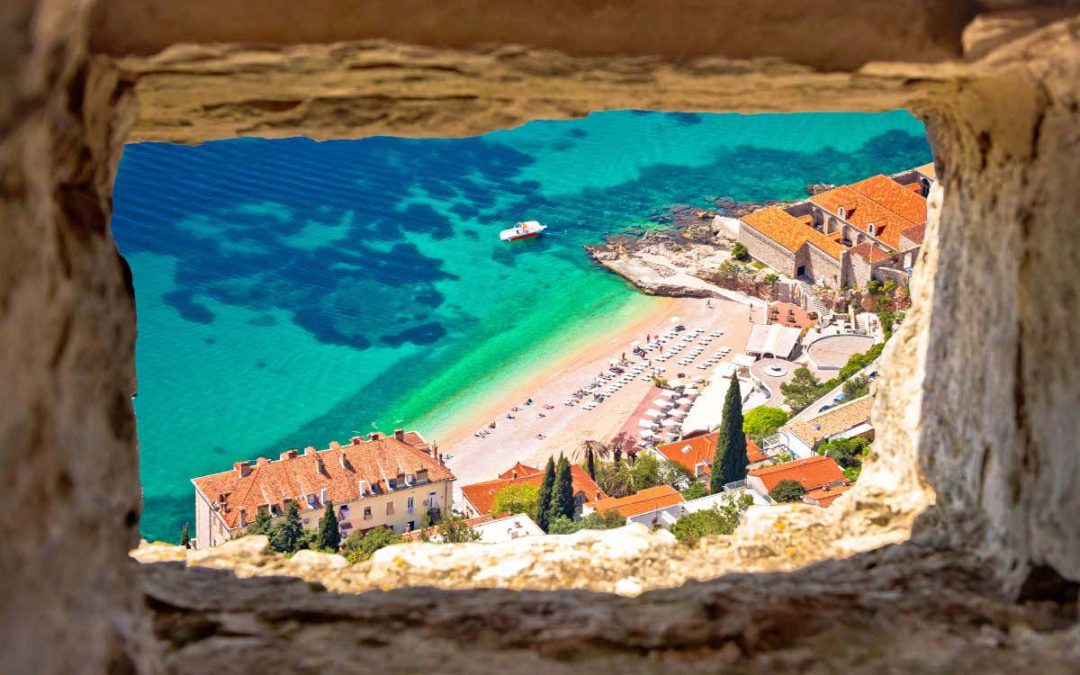 Croazia, la costa dei contrasti: dalle spiagge urbane di Makarska alle baie isolate di Pag