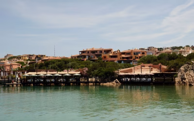 Il ristorante del week-end è una terrazza in Costa Smeralda in uno storico indirizzo sul mare