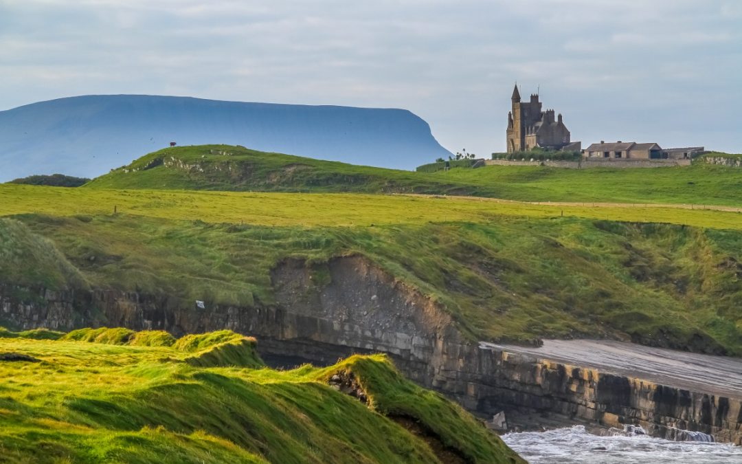 Verde incanto : Viaggio in Irlanda tra scogliere,abbazie e passeggiate nel vento