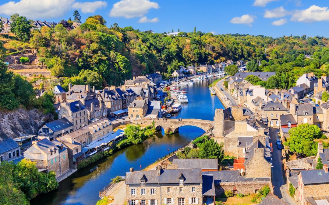 Il porticciolo di Dinan e il fascino quieto della Bretagna