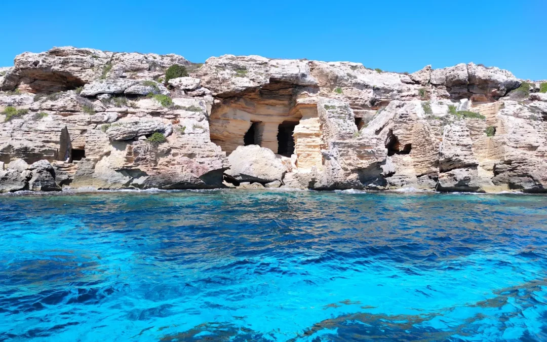 Navigare alle Isole Egadi: 5 baie da sogno dove ancorare